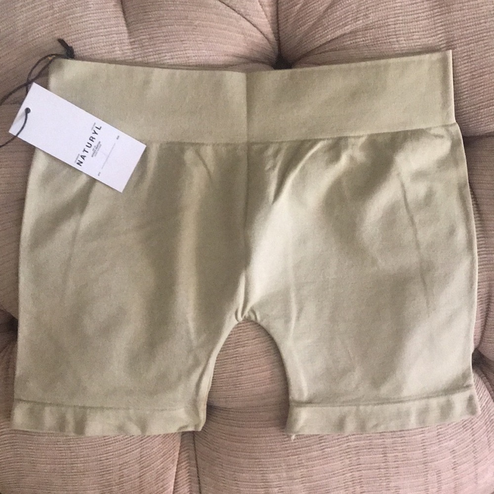 ๐ Naturyl Basic Booty Shorts Khaki - Picture 8 of 8